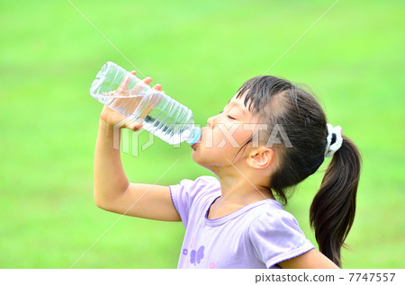 Girl drinking water at lawn plaza 7747557