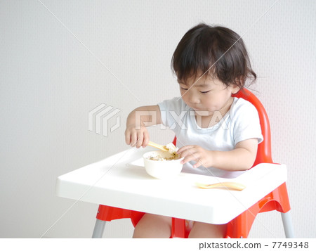 Child practicing spoon 7749348