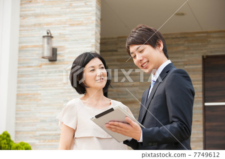 A salesperson to explain 7749612