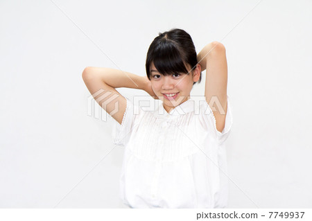 一個女孩攪拌她的頭髮 7749937