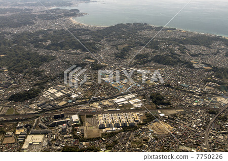 在東海道線上的Oshune和藤澤之間的天空從Shonan Timber海岸方向空中射擊 7750226