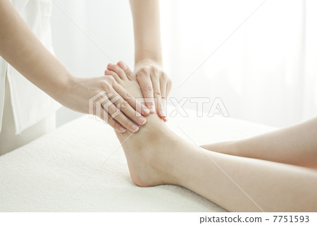 Aestheticians who massage their feet 7751593