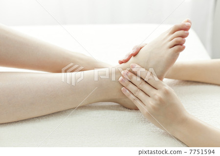 美容師按摩他們的腳 7751594