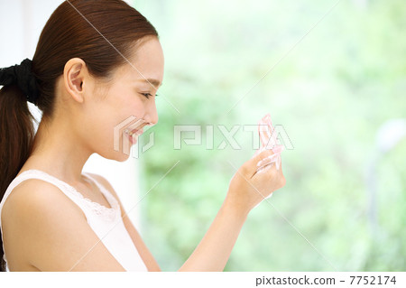 Women washing their face 7752174