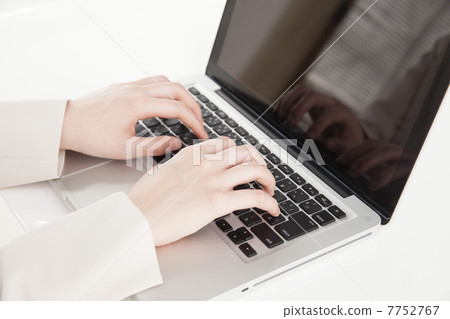 Business woman who operates a personal computer Business woman who operates a personal computer 7752767