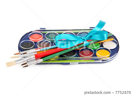 set of paints and brushes 7752870