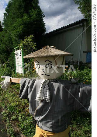 A scarecrow 7754189