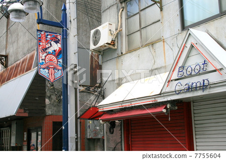 參觀Yokosuka Dobu Board Street街，擁有獨特的氛圍 7755604