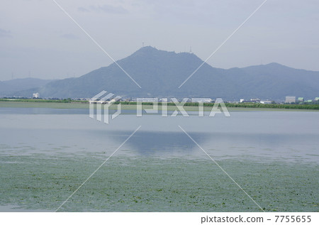 扭轉在小島湖富士小島（Tsuneyama）反映的薄雲 7755655