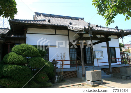 在橫須賀Kinugasa參觀Nichiren教派Nichirenji寺 在橫須賀Kinugasa參觀Nichiren教派Nichirenji寺 7755684