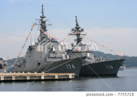 一艘裝滿滿載艦隊的護衛艦 一艘裝滿滿載艦隊的護衛艦 7755728