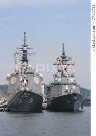 一艘裝滿滿載艦隊的護衛艦 7755731