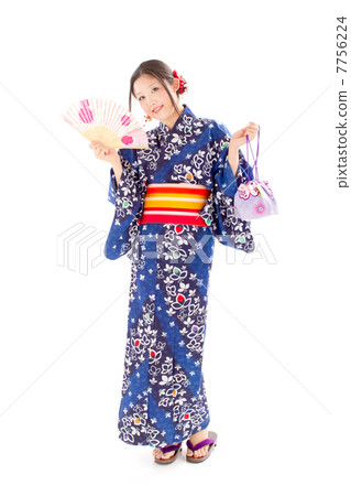 一個年輕的女人與復古設計浴衣積極構成 7756224