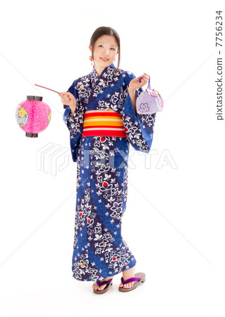 Yukata樣式的一名婦女在盤子節日去與一個燈籠的一個墳墓 7756234