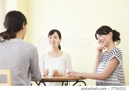 一個在咖啡館說話的女人 7756252