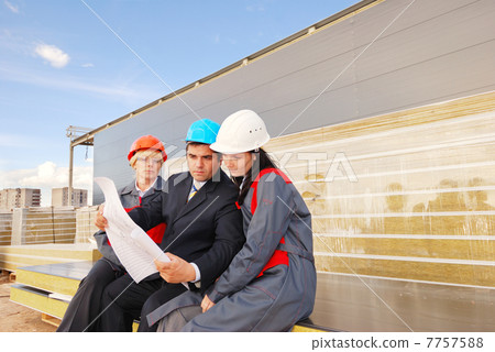 Director with subordinates on construction site 7757588