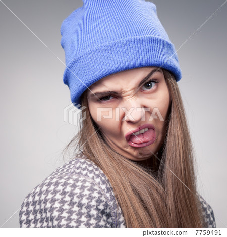 The girl feels itself as the ugly creature because of a herpes o 7759491