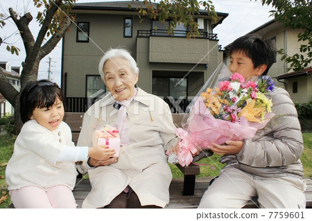 A grandma who gets gifts for cute grandchildren A grandma who gets gifts for cute grandchildren 7759601