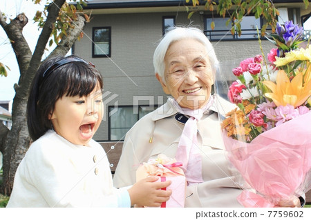 奶奶和孫子女孩 7759602