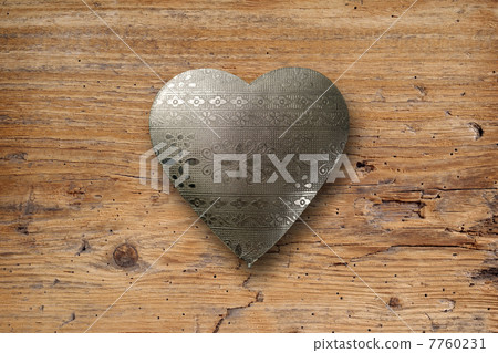 Metal heart on wood 7760231