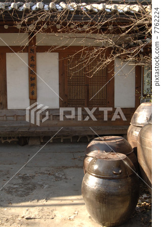 Korean private garden and kimchi urn Korean private garden and kimchi urn 7762224
