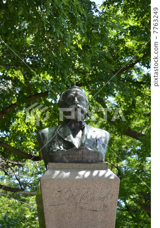 Dr. Clark's statue 7763249