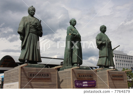 Kochi Station front 3 statues of statues 7764879