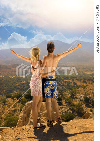 An attractive couple relaxing in high mountains 7765389