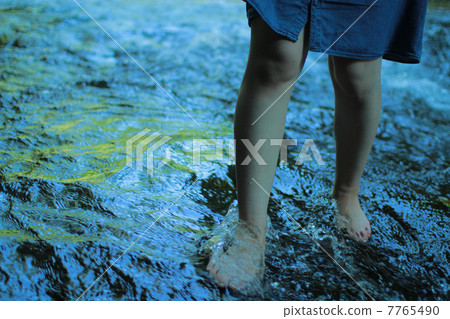 山間溪流赤腳赤腳 山間溪流赤腳赤腳 7765490