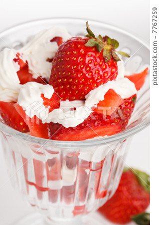 strawberries with cream 7767259