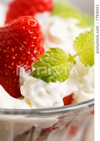 strawberries with cream 7768041