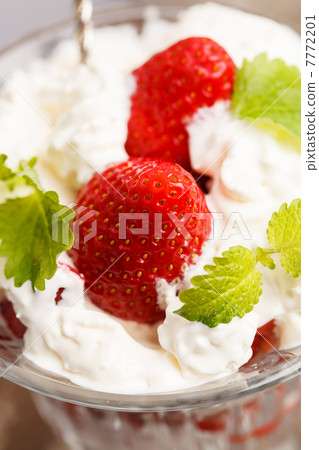 strawberries with cream 7772201