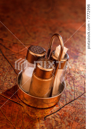 Salt and pepper shakers Salt and pepper shakers 7772996