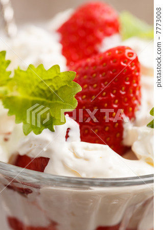 strawberries with cream 7773008