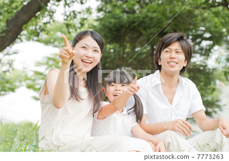 父母坐在草坪上 7773263