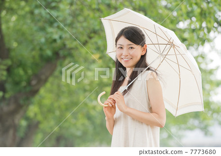 一個女人用遮陽傘 7773680