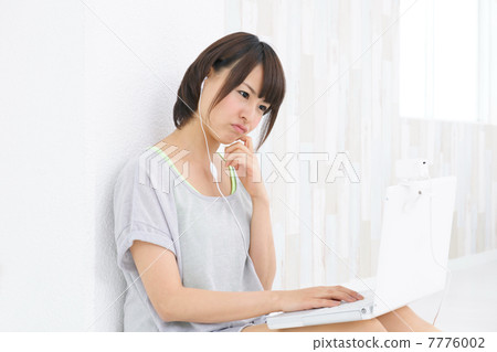 年輕的女士 7776002