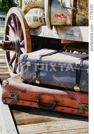 Journey into the past - HDR Journey into the past - HDR 7776105