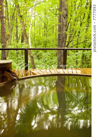 在森林裡的戶外浴 7777093