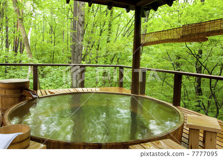在森林裡的戶外浴 7777095