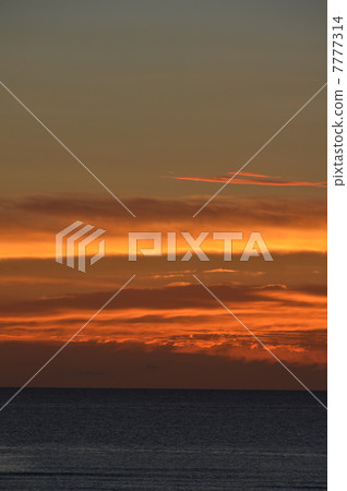 在sengoku海灘（Sesokushima /沖繩縣國頭郡總部鎮）設置日落 7777314