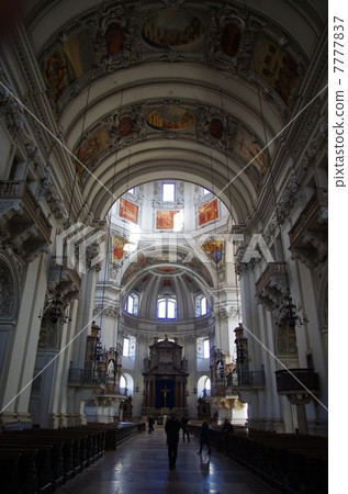 在薩爾茨堡大教堂 7777837