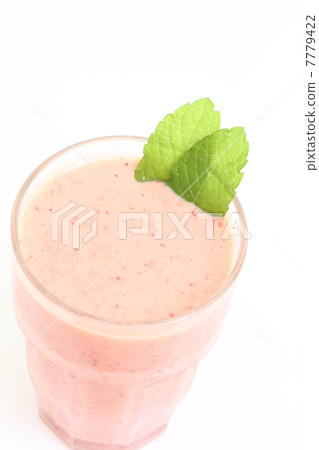 Fruit smoothies (strawberries, peaches, bananas) Fruit smoothies (strawberries, peaches, bananas) 7779422