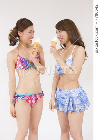 兩個比基尼女人誰吃軟奶油 兩個比基尼女人誰吃軟奶油 7780642