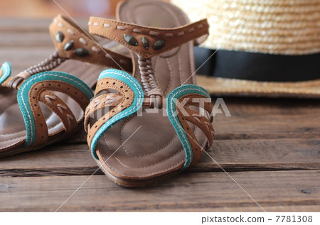Women's leather sandals and straw hats: Summer fashion 7781308