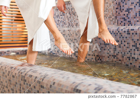 Man and woman while wellness water treading 7782867