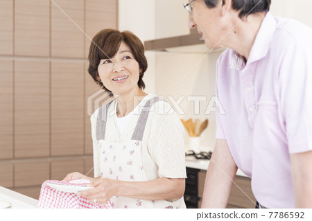 一對夫婦在廚房裡 一對夫婦在廚房裡 7786592