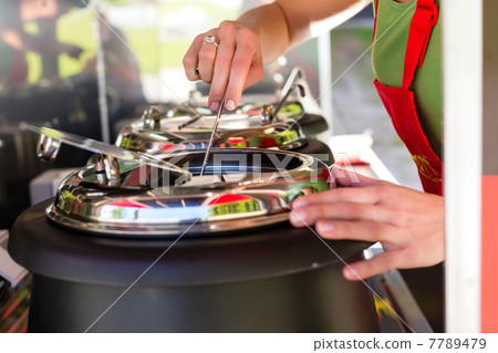 Young emloyee of an concession stand 7789479