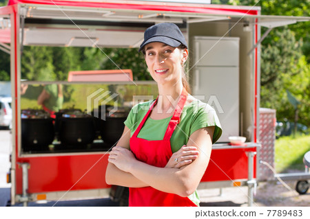 Young emloyee of an concession stand 7789483