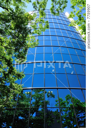 藍色建築和綠色 藍色建築和綠色 7789907